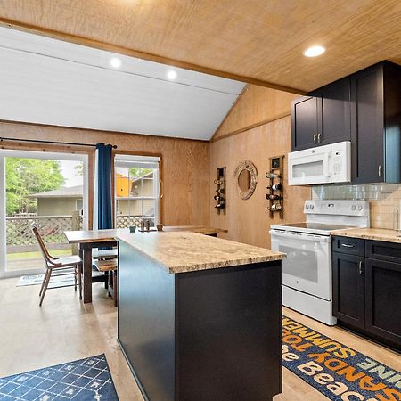 Experience The Charm Of Silver Lake At Parrothead Retreat Mears Bagian luar foto
