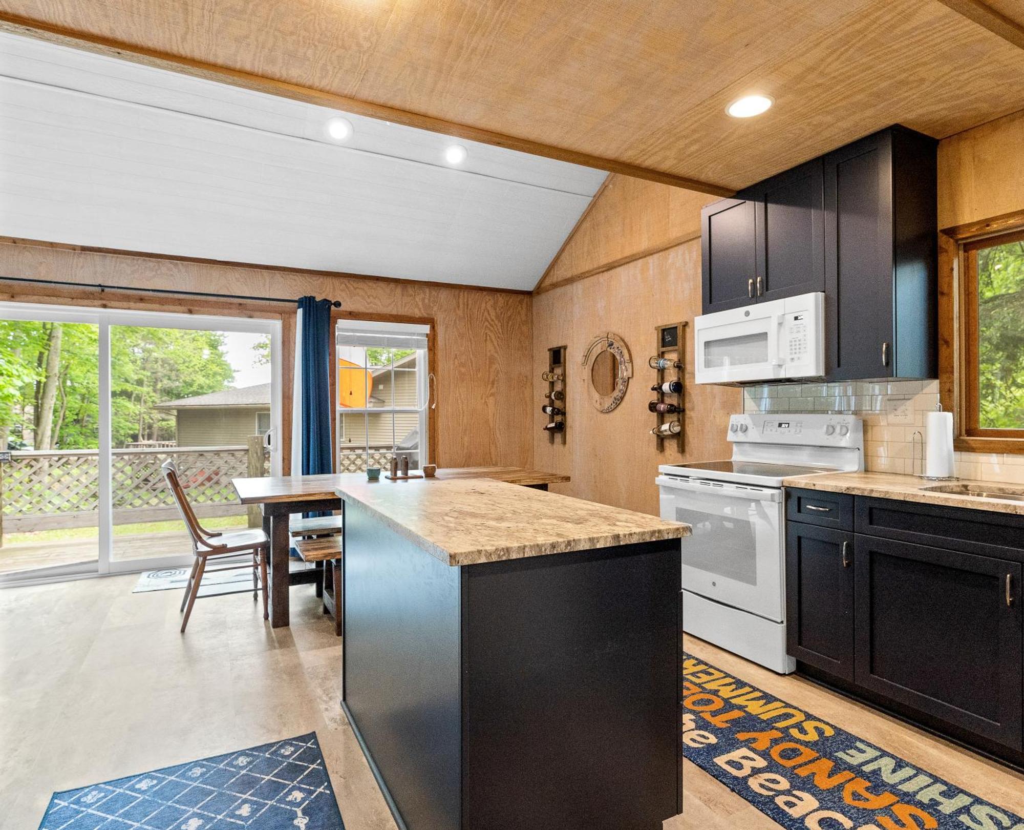 Experience The Charm Of Silver Lake At Parrothead Retreat Mears Bagian luar foto